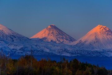 Last sun-rays hitting Klyuchevskoy and Kamen volcanoes (Photo: Tom Pfeiffer)