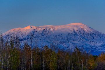 Last sun-rays hitting Ushkovsky volcano (Photo: Tom Pfeiffer)