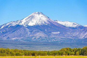 Avachinsky volcano with its somma structure - a young cone growing within a collapsed summit caldera (Photo: Tom Pfeiffer)