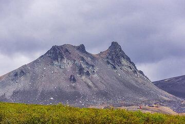 The "camel rock", an eroded lava dome in the saddle between Koryaksky and Avachinsky volcanoes (Photo: Tom Pfeiffer)