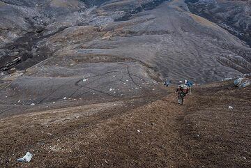 Descending on loose volcanic soil beneath camel rock (Photo: Tom Pfeiffer)