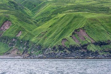 Shore of Atlasof Island, eroded flanks of Alaid volcano (Photo: Tom Pfeiffer)
