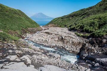 Lecho del río que drena desde el complejo del volcán Ebeko hacia la playa (Photo: Tom Pfeiffer)