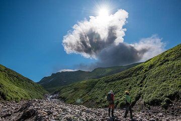 Panache de cendres provenant d'une éruption du volcan Ebeko (Photo: Tom Pfeiffer)