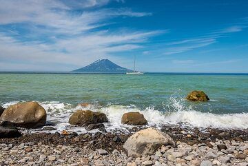 The small river carries lots of volcanic gas in solution and particles, giving the sea color a green tint. (Photo: Tom Pfeiffer)