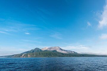 The next day in the evening, after Raikoke, we reach Kharimkotan, a large volcano, which forms a 8x12 km island. (Photo: Tom Pfeiffer)