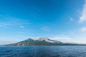 Le lendemain soir, après Raikoke, nous atteignons Kharimkotan, un grand volcan, qui forme une île de 8x12 km. (Photo: Tom Pfeiffer)