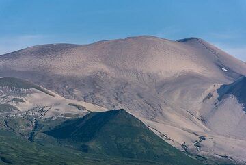 The 1933 eruption of Kharimkotan had destroyed the former summit cone of the volcano. (Photo: Tom Pfeiffer)