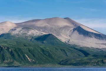 The upper half of the volcano is still covered by thick ash deposits from the catastrophic eruption in 1933, one of the largest in the Kuriles during historic times. (Photo: Tom Pfeiffer)