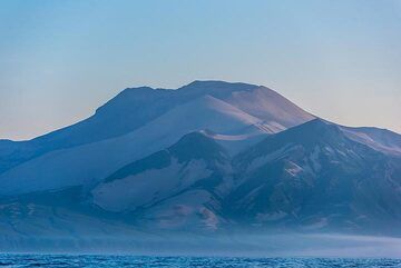 Ashy slopes of Kharimkotan in the warm evening light. (Photo: Tom Pfeiffer)