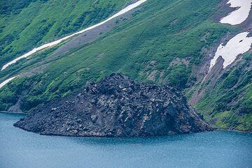 The last eruption of the volcano in 1952 formed a small lava dome at the shore of Krenitzyn Peak. (Photo: Tom Pfeiffer)