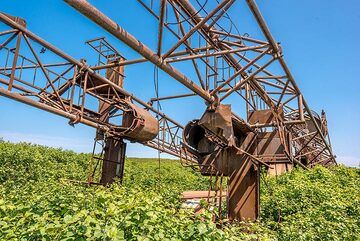 Verrostete Überreste eines aufgegebenen Bohrprojekts aus der Sowjetzeit. (Photo: Tom Pfeiffer)