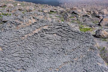 Effect of rainfall on the ash deposit makes ripple structures. (Photo: Tom Pfeiffer)