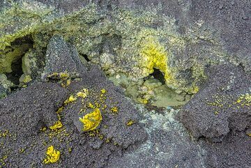 Plusieurs petites cheminées de fumerolles entourées de dépôts de soufre (Photo: Tom Pfeiffer)