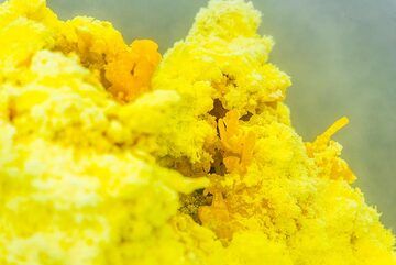 Zoom onto the top of the sulphur hornito showing small sulphur tubes formed by sublimation at the strong degassing current. (Photo: Tom Pfeiffer)