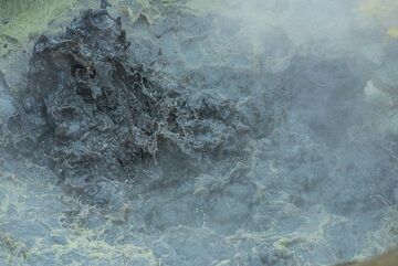 Occasional whiffs of wind clear views onto the boiling surface of the pond. (Photo: Tom Pfeiffer)