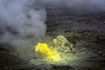 Bright sulphur fumarole (Photo: Tom Pfeiffer)