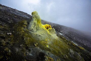 Une autre fumerolle très active plus haut sur le versant du cône sommital (Photo: Tom Pfeiffer)