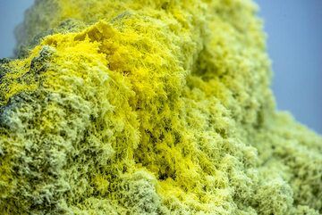 Thousands of small monoclinic sulphur crystals cover the surfaces. (Photo: Tom Pfeiffer)