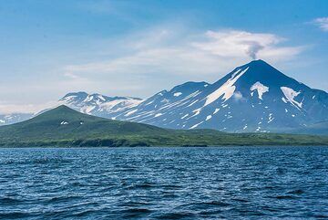 Wider angle of Chikurachiki near the Shelihov Bay. (Photo: Tom Pfeiffer)