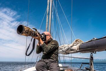 Soelve photographing birds with his large tele lens. (Photo: Tom Pfeiffer)