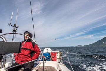 We're continuing sailing southwards along the western coast of Paramushir Island. (Photo: Tom Pfeiffer)