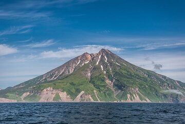 We slowly sail around the volcano now seen from the SW. (Photo: Tom Pfeiffer)