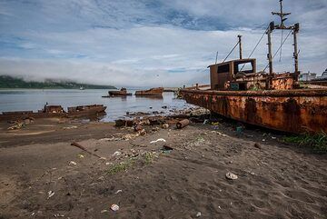 Shipwreck (Photo: Tom Pfeiffer)