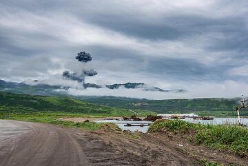 Aschewolke einer Explosion des Vulkans Ebeko hinter den Bergrücken im Hintergrund. (Photo: Tom Pfeiffer)