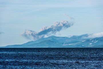 Distant view of an ash plume from Ebeko volcano rising to approx. 2 km altitude. (Photo: Tom Pfeiffer)