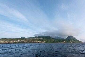 Vue grand angle du volcan Kuntomintar (Photo: Tom Pfeiffer)