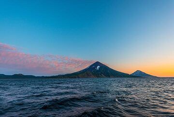 Chikurachki and Fuss volcanoes after sunset (Photo: Tom Pfeiffer)