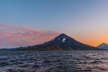 Vulkan Chikurachki (Insel Paramushir) bei Sonnenuntergang (Photo: Tom Pfeiffer)