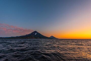 Impressions diverses de notre visite pilote dans le nord des îles Kouriles en juillet 2019 : vues depuis la rive nord-ouest de Paramushir vers Alaid, volcan Kuntomintar sur Shiashkotan et vues très dégagées du coucher de soleil depuis la mer d'Okhotsk vers les volcans Chikurachiki, Fuss et Alaid. (Photo: Tom Pfeiffer)