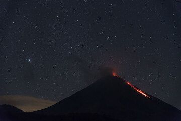 Blick auf Colima von SW am Abend des 18.11.2016: Am Südhang sind der Lavastrom und Spuren glühender Felsstürze sichtbar. (Photo: Tom Pfeiffer)