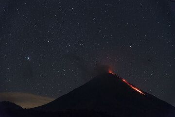 Vista de Colima desde el SO en la tarde del 18 de noviembre de 2016: el flujo de lava y los rastros de desprendimientos de rocas brillantes son visibles en la vertiente sur. (Photo: Tom Pfeiffer)