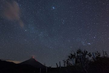 Eine kleine Dampf-/Aschewolke, die sich vom Vulkan nach Westen bewegt. (Photo: Tom Pfeiffer)