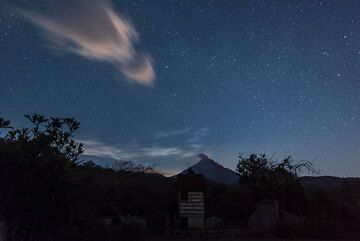 Der Mondaufgang nähert sich hinter dem ausbrechenden Vulkan Colima (Mexiko, November 2016) (Photo: Tom Pfeiffer)