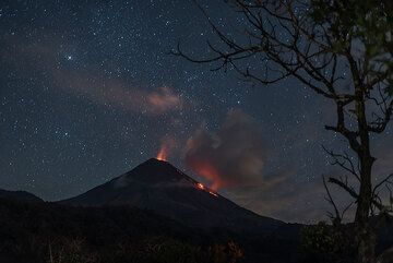 Lavastrom und glühender Lavadom am Vulkan Colima (Mexiko) (Photo: Tom Pfeiffer)