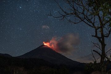 Une explosion un peu plus importante s'est produite vers 20 heures au niveau du dôme de lave du sommet ; les bombes éjectées pouvaient être clairement vues et un bruit de détonation s'ensuivit. (Photo: Tom Pfeiffer)