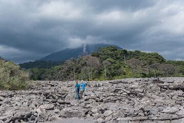 As we visit the deposit, smaller rockfalls occur on the active lava flow from the volcano behind; their trajectory would be the same as past year, but fortunately, the volume and extrusion rate during Nov 2016 are much smaller and it seems unlikely (but not impossible) that a similar event occurs while we visit the area. Still, we're a little bit concerned. (Photo: Tom Pfeiffer)