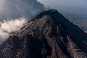 View onto Colima from the east side; the side vent Vulcancito in the lower left. (Photo: Ingrid Smet)