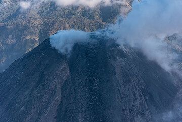 Vue sur le dôme de lave de Colima et la coulée visqueuse depuis le sud. (Photo: Ingrid Smet)