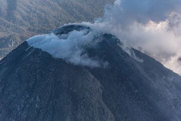 Vue depuis le sud-ouest sur le cratère brisé où le dôme de lave plat en forme de crêpe déborde sous forme d'une coulée de lave visqueuse. (Photo: Ingrid Smet)