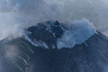 Vue oblique du NE du dessus sur le dôme de lave. (Photo: Ingrid Smet)