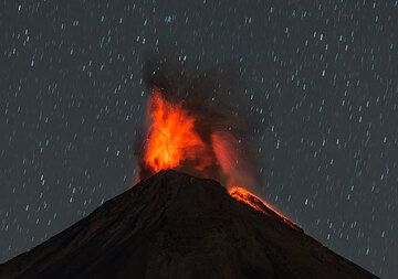 Strombolian-type eruption on 3 Jan 2016. (Photo: Tom Pfeiffer)