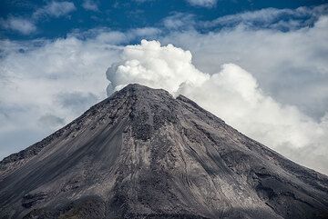 Steaming from Colima's crater in the afternoon. (Photo: Tom Pfeiffer)