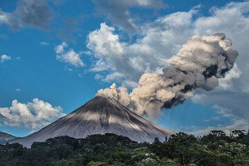 An ash plume drifts SE from the volcano. (Photo: Tom Pfeiffer)