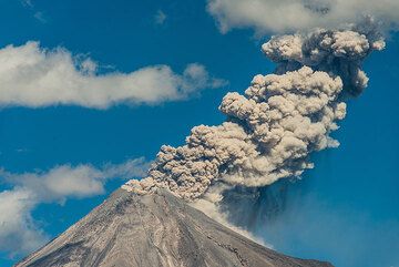 A moderate eruption with curtains of ash fall on the volcano's SE side. (Photo: Tom Pfeiffer)