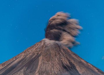 Eruption in the evening twilight; the lava becomes barely visible. (Photo: Tom Pfeiffer)